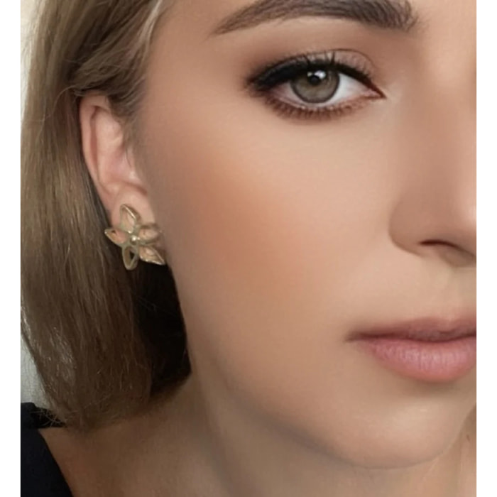 Pendiente presión Irregular Blom en dorado chapado latón