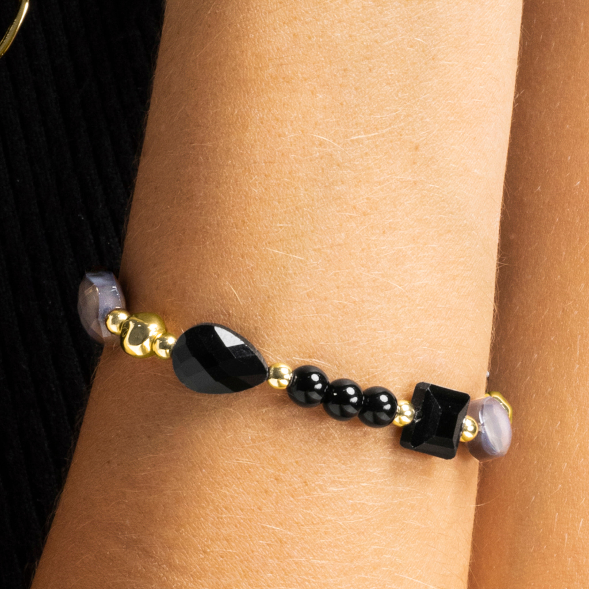 Pulsera con Resina Negra acabado oro 18k