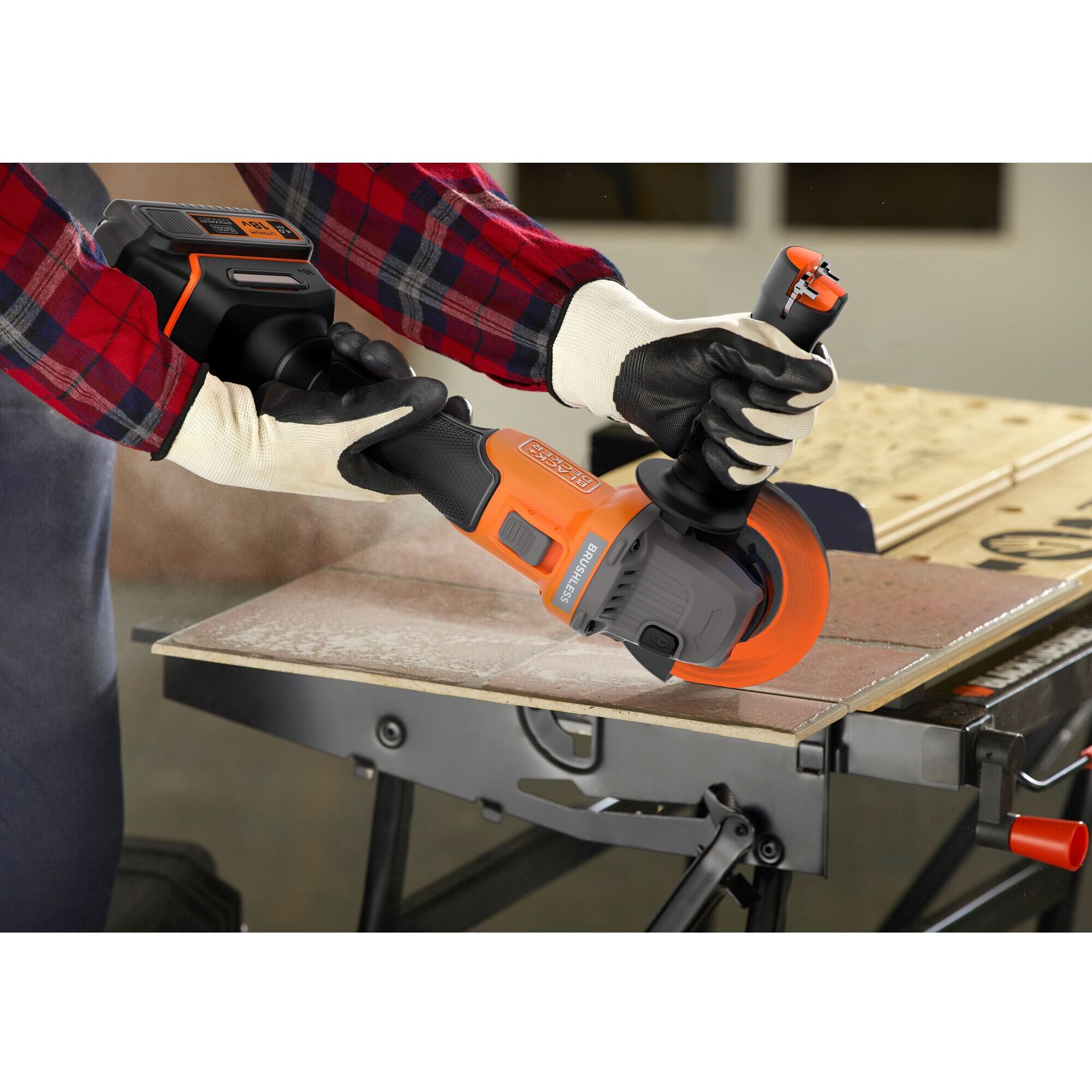Meuleuse BRUSHLESS 18V - 7600 trs/min, 115 mm, 1 batterie 4Ah, 1 chargeur 1A, 3 disques, 1 sac de transport