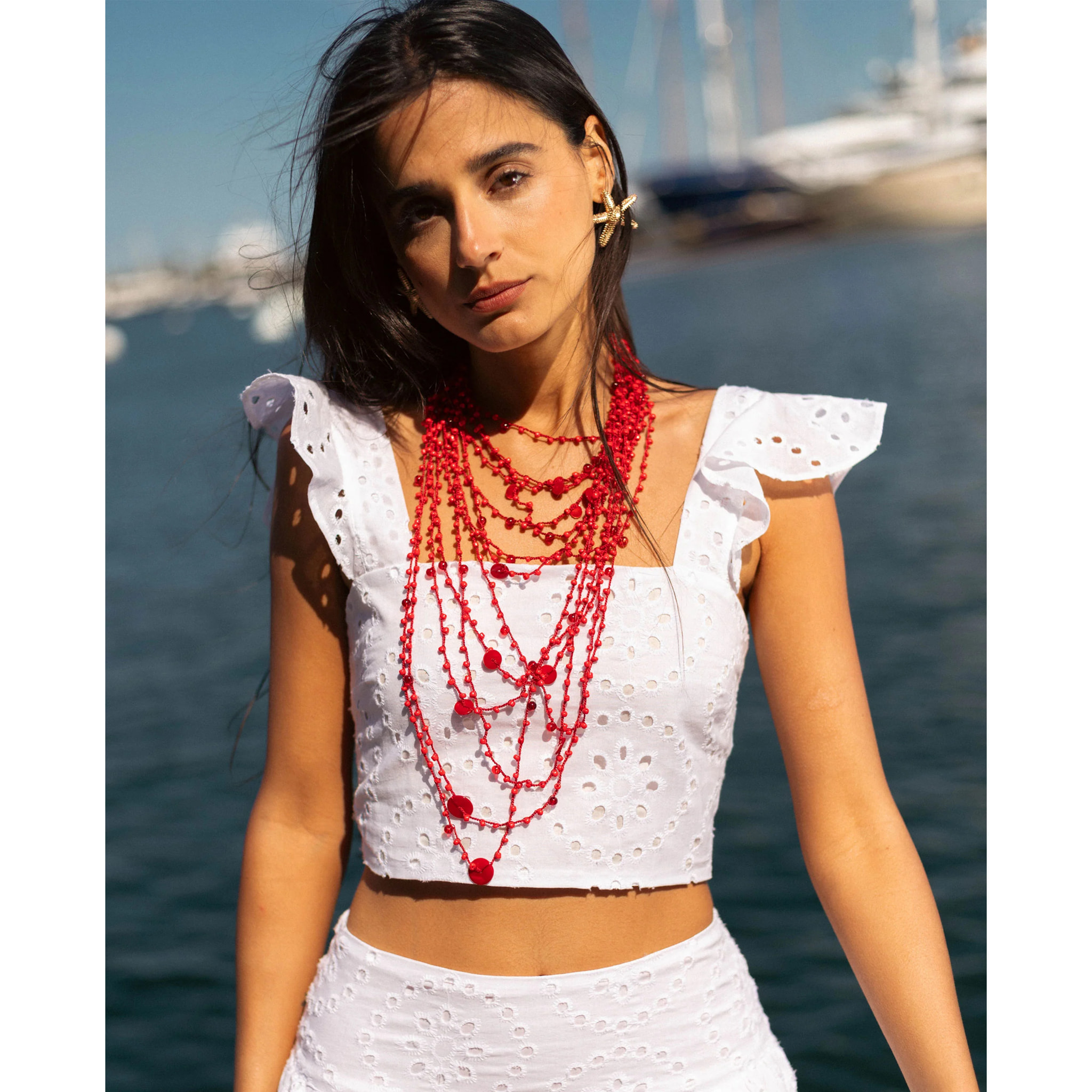 Top de mujer bordado con corte crop y espalda ajustable