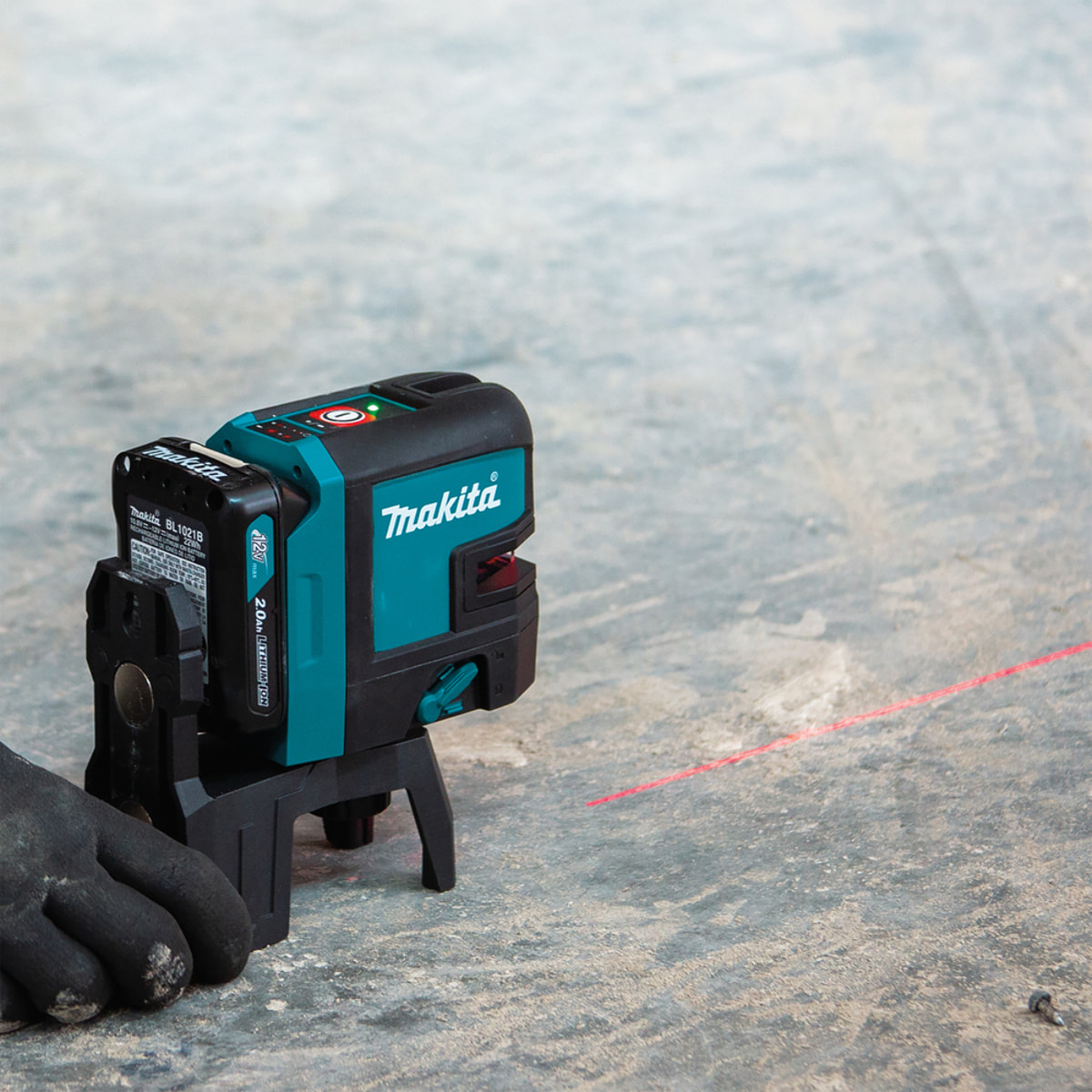 Láser de línea y cruz de 4 puntos MAKITA de 25 m 12 V CXT Li-Ion en bolsa - SK106DZ
