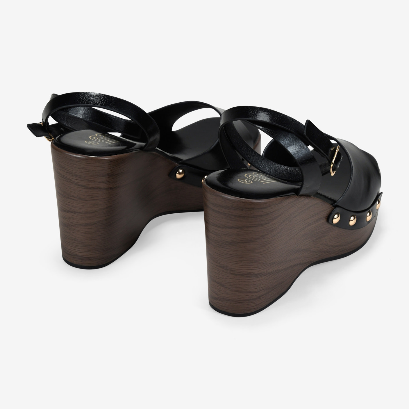 Sandalias de cuña negras con tachuelas