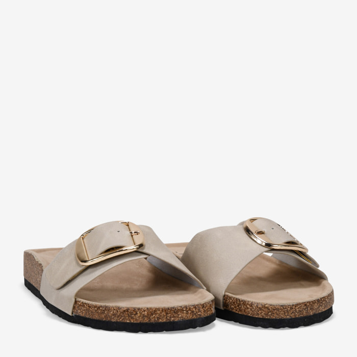 Sandalias planas beige con hebilla metálica