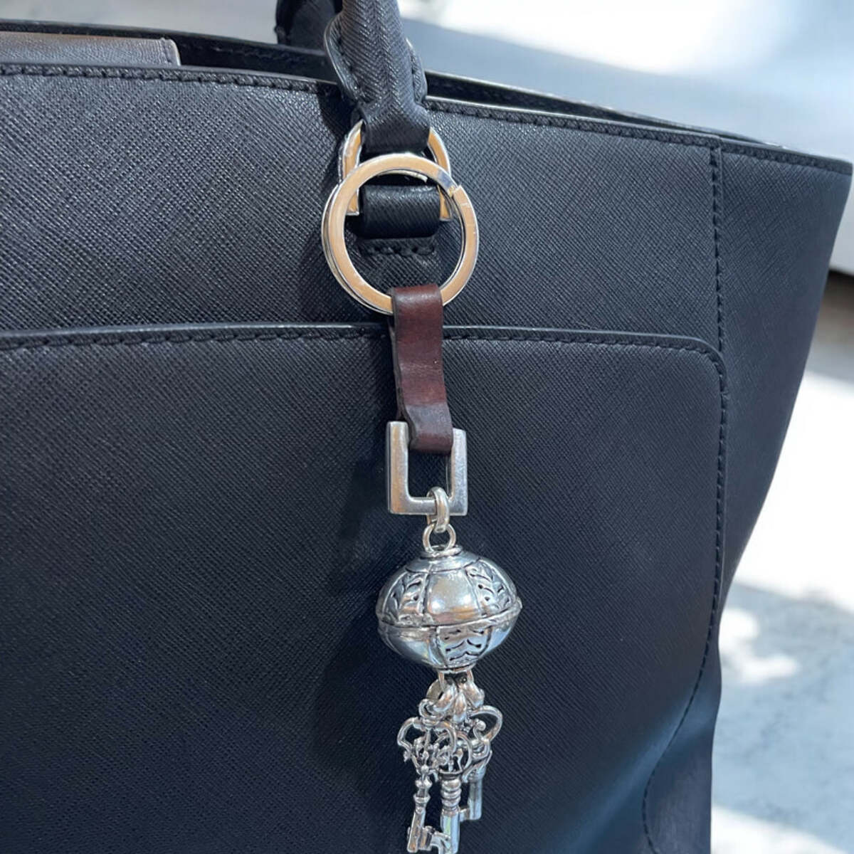 Cuelgabolso_llavero esfera con llaves en plata chapado