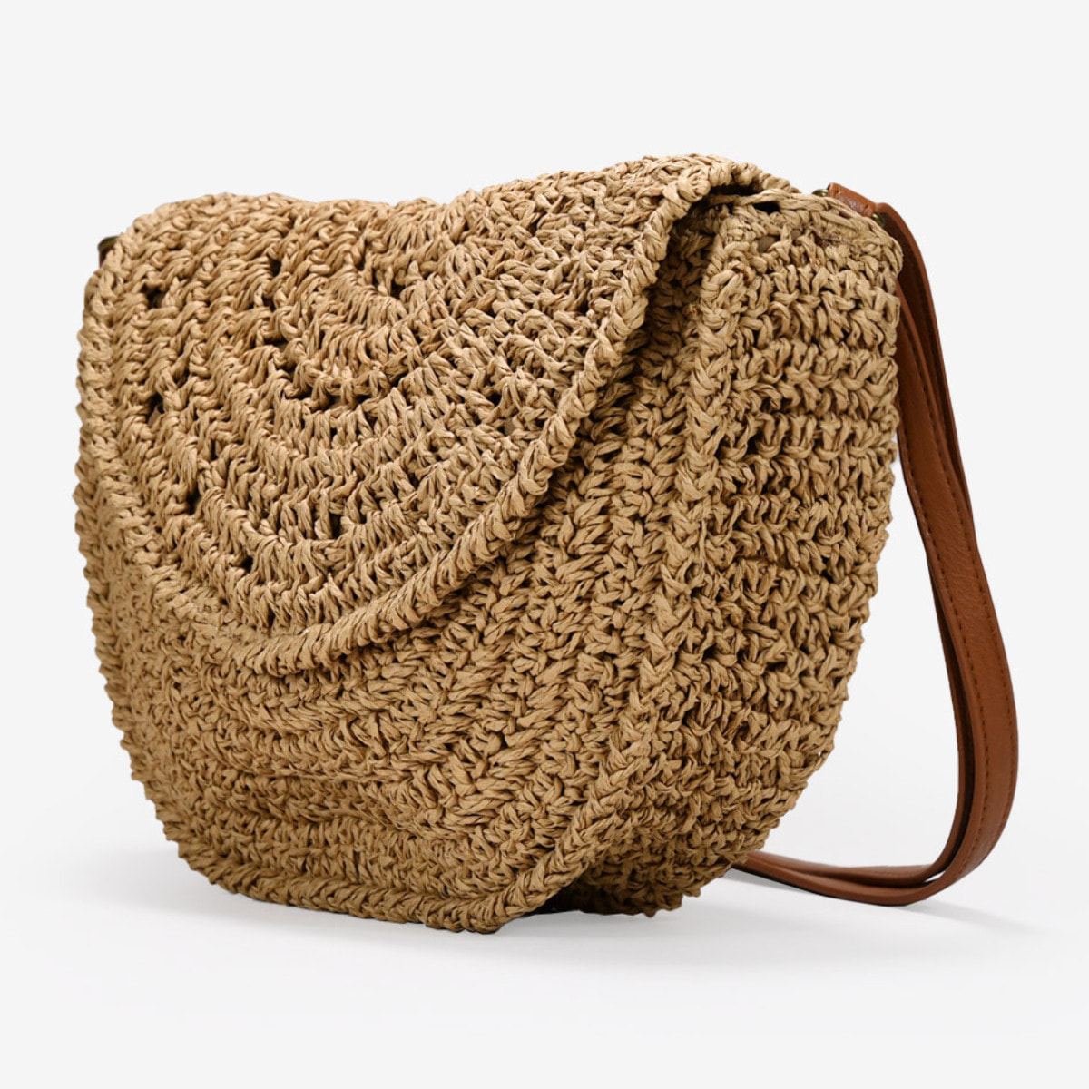 Bolso bandolera de rafia marón con solapa