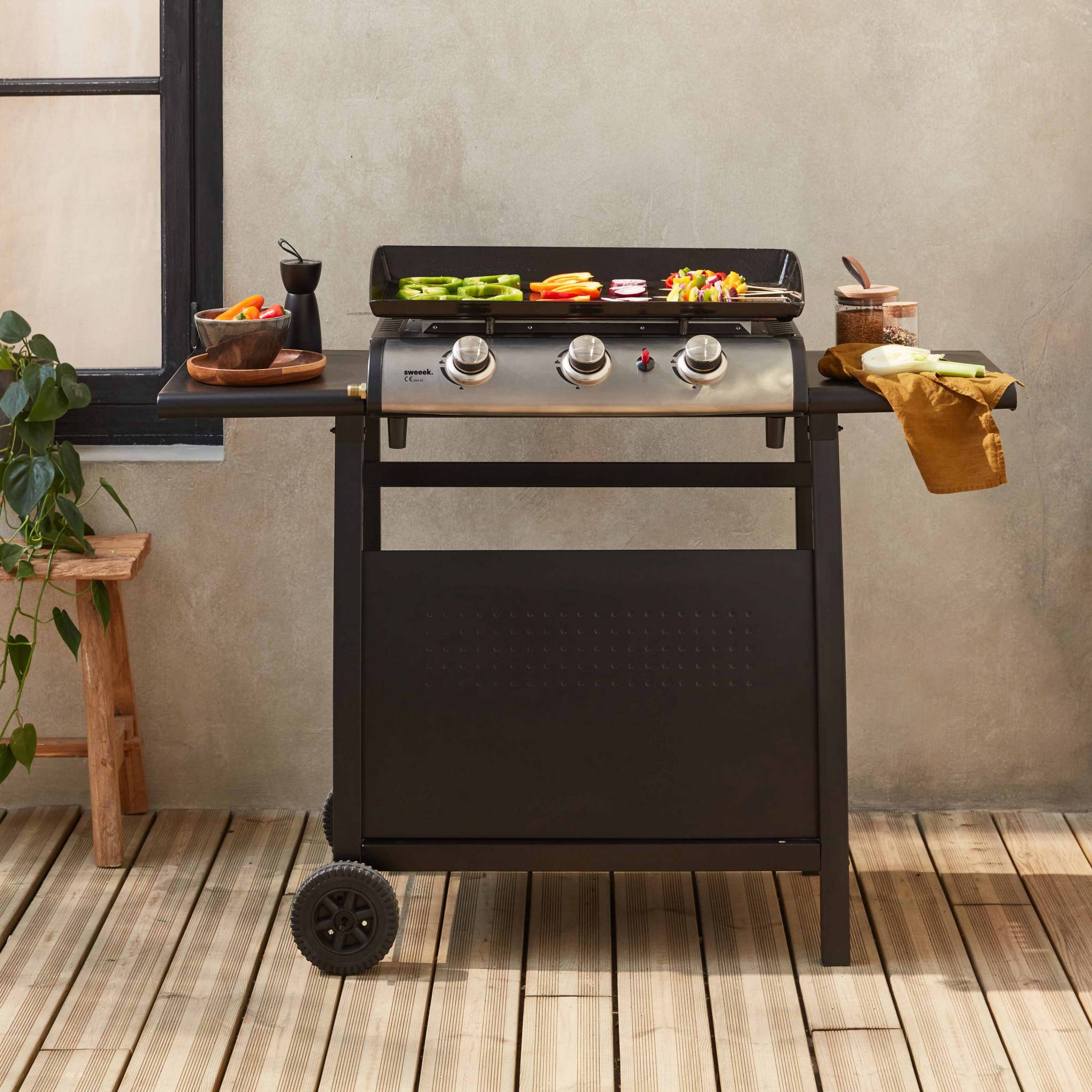 Plancha au gaz 3 brûleurs sur chariot - Porthos - 7.55kW. plancha à gaz avec desserte . cuisine extérieure. plaque émaillée. inox. barbecue
