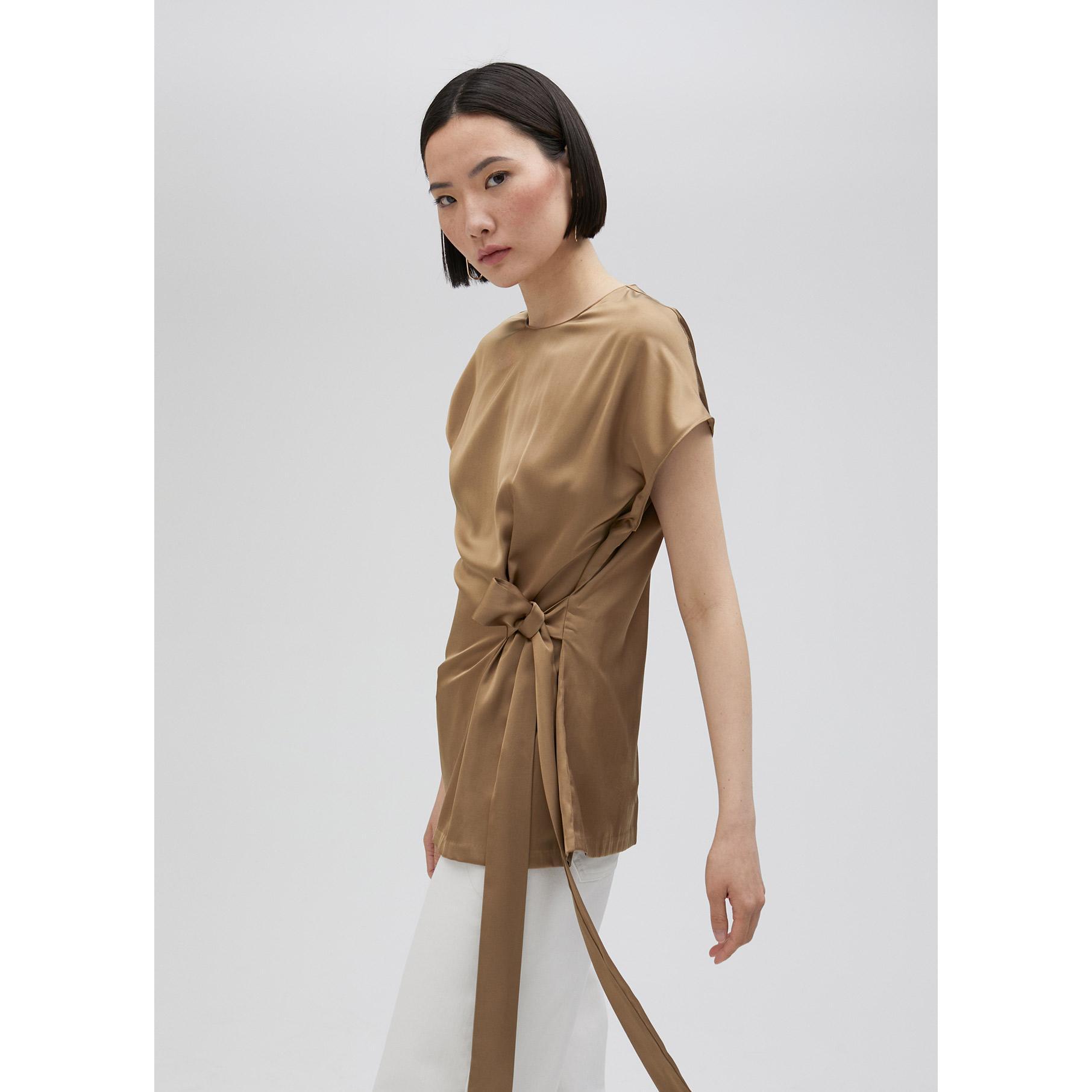 Camicetta satinata legata in vita