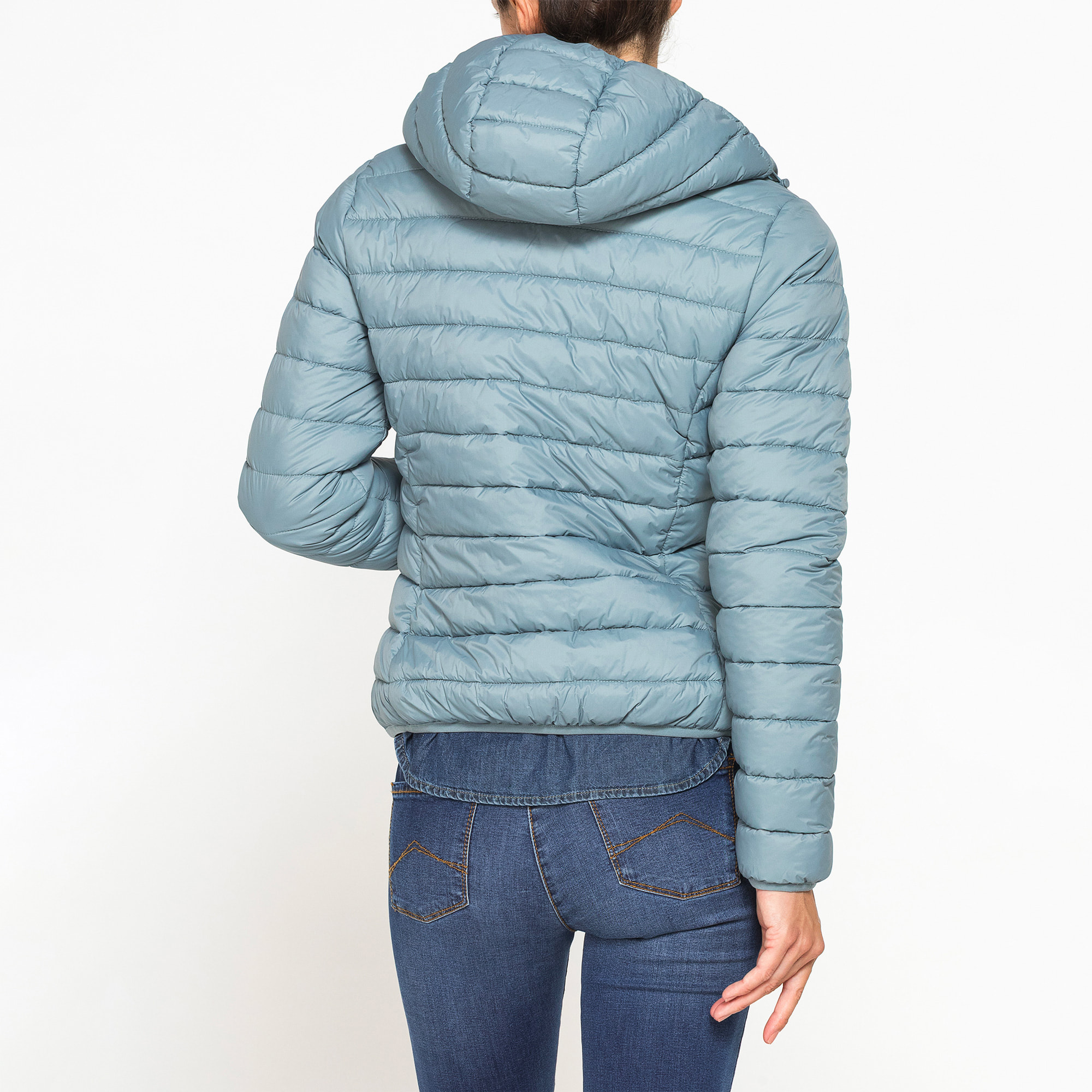 GIUBBOTTO RESISTENTE ALLA PIOGGIA CON IMBOTTITURA ULTRA LEGGERA. Vestibilità regolare.