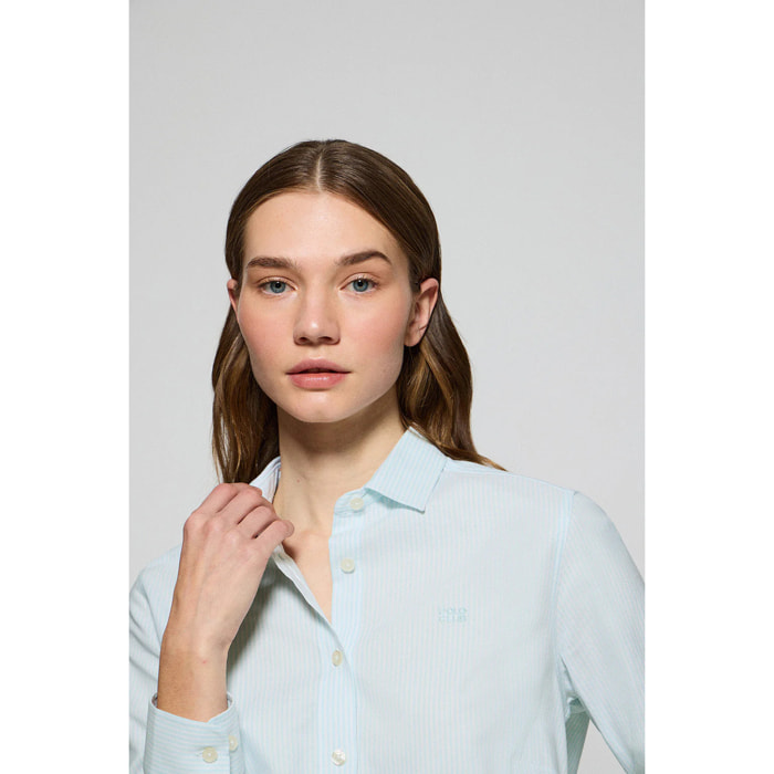 Camisa a rayas color aguamarina con logo bordado