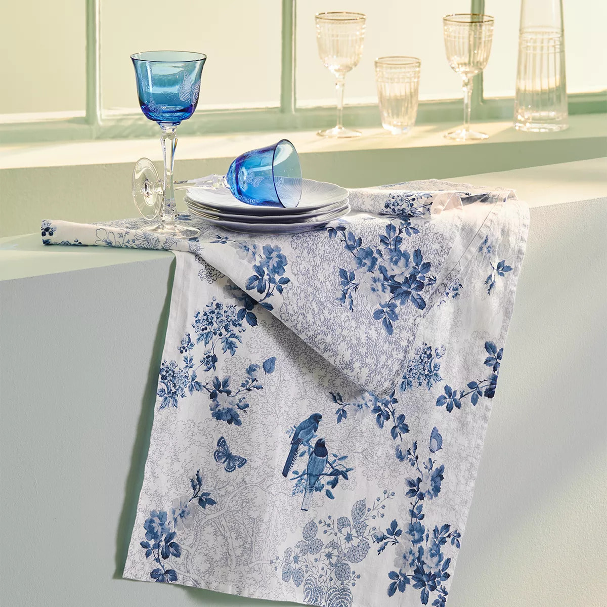 Chemin de table métis lin & coton lavé 190 g/m² imprimé blanc bleu Voliere bleu