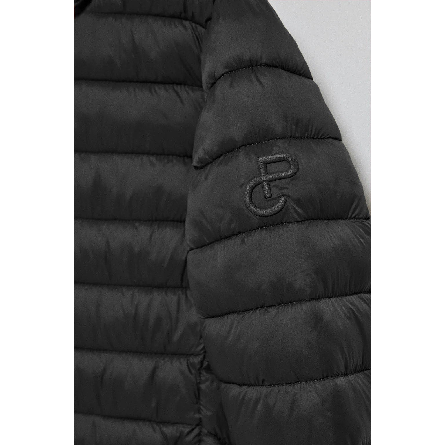 Chaqueta ultralight negra Corey de capucha extraíble y bordado PC