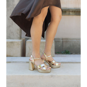 Sandalias de tacón doradas con pulsera y hebilla