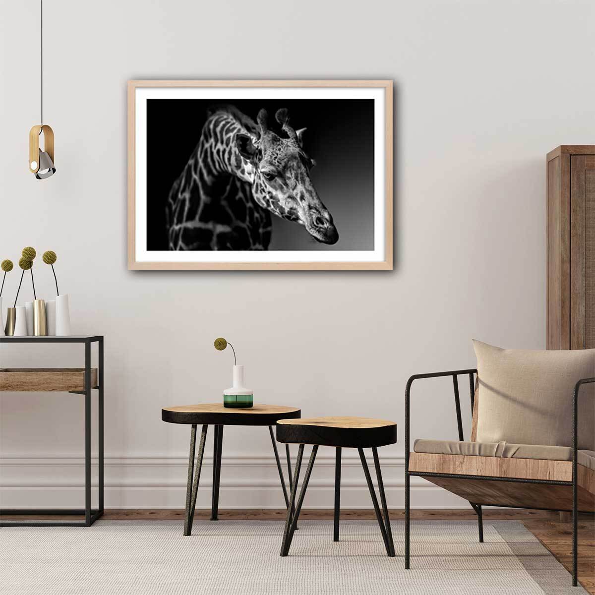 Affiche animaux girafe discrète Affiche sous cadre bois
