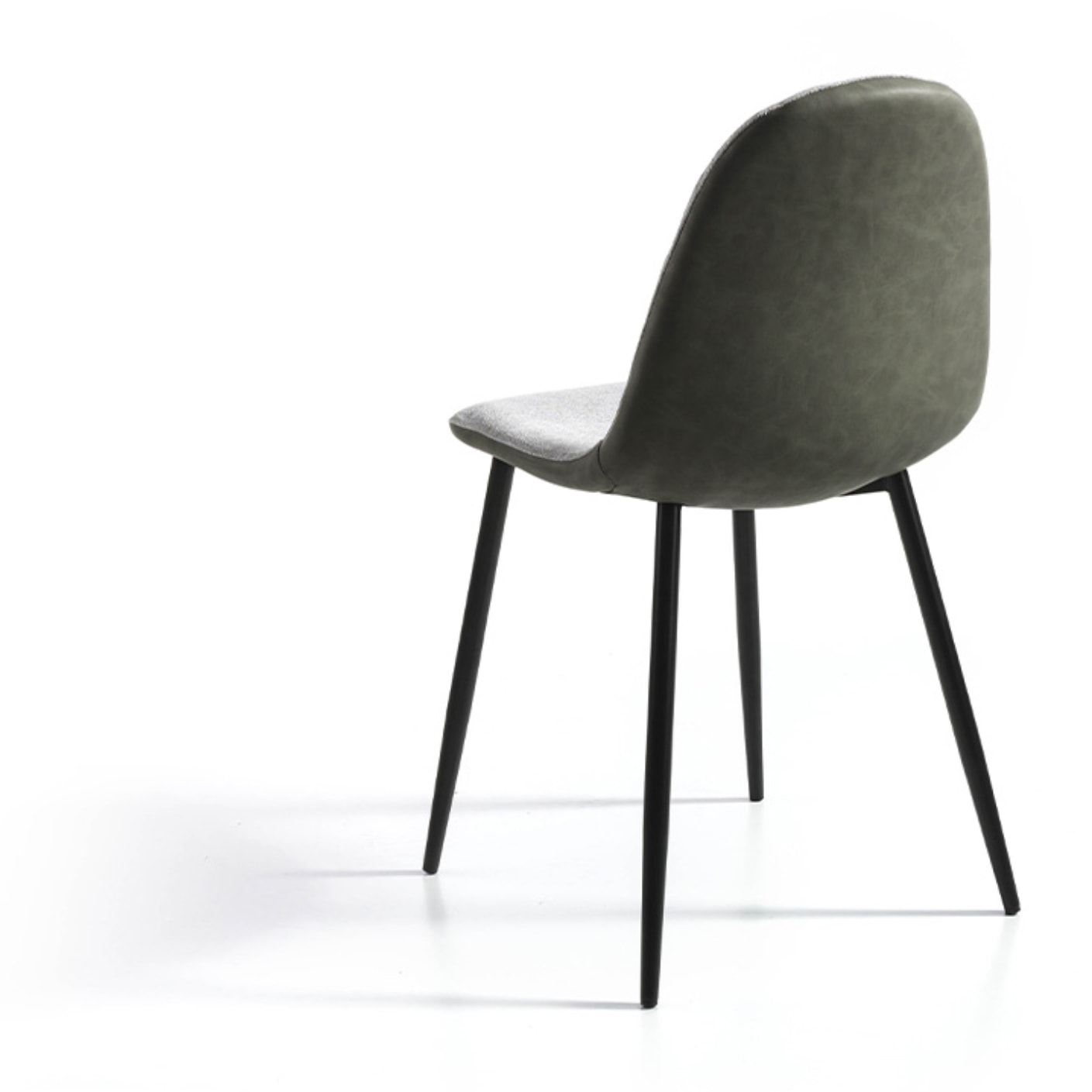 Set de 4 sillas – Tapizado en verde y estructura negra