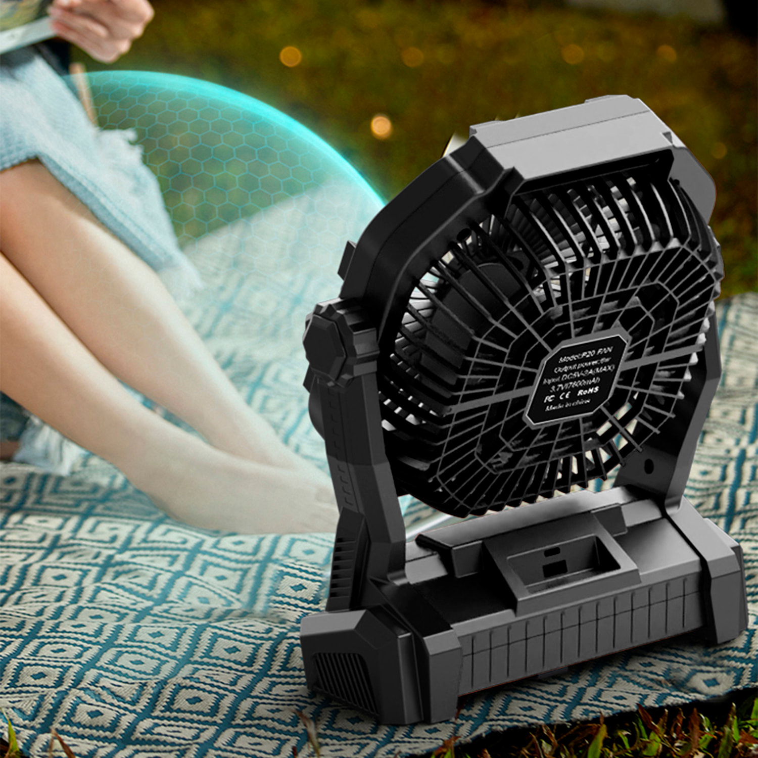 Ventilatore P50 con motore senza spazzole, LED con 8 luci, 4 velocità, 3 livelli di luce. Angolo regolabile di 180º, gancio per appendere e powerbank di 7800 mAh.