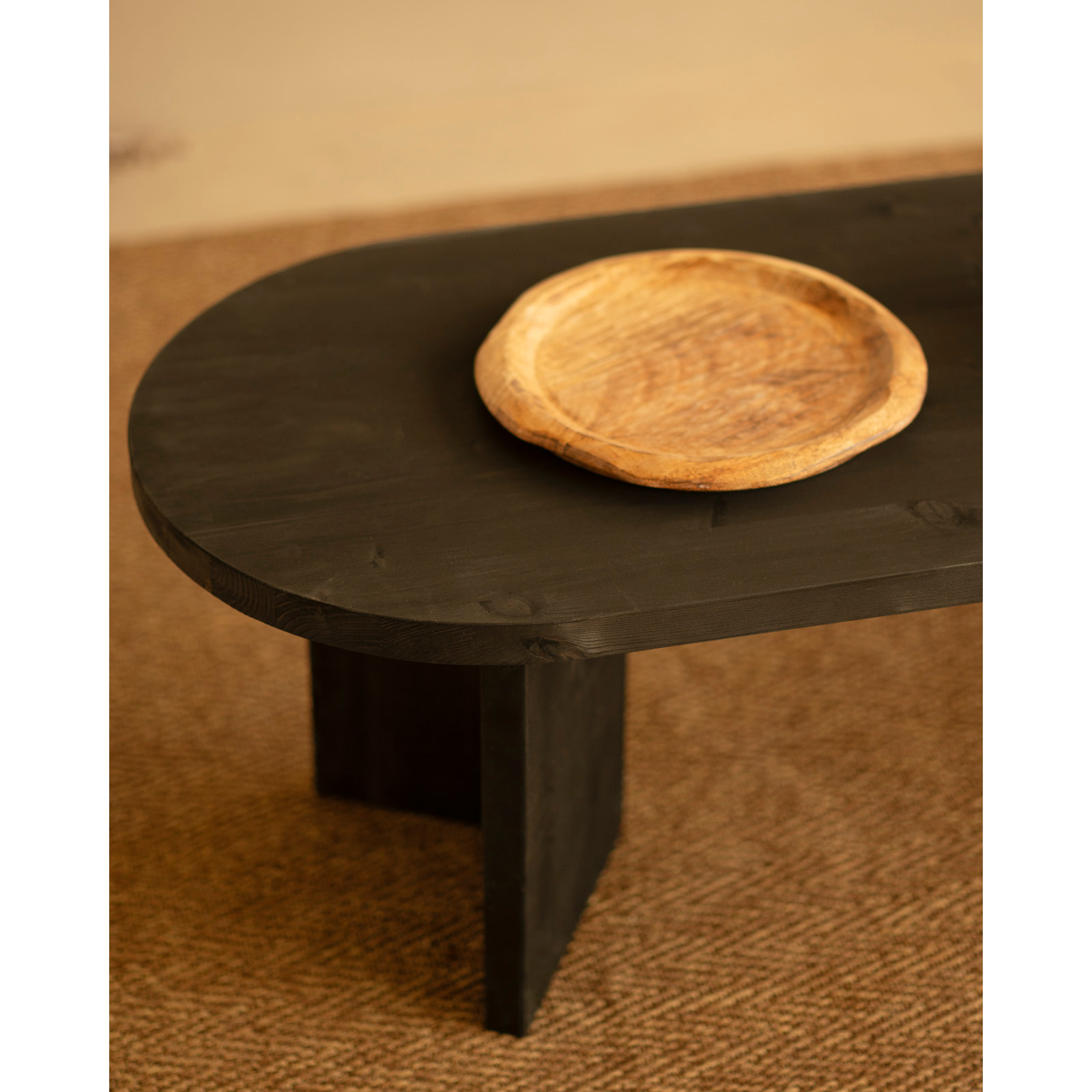 Mesa de centro de madera maciza en tono negro de 120cm Alto: 40 Largo: 120 Ancho: 50