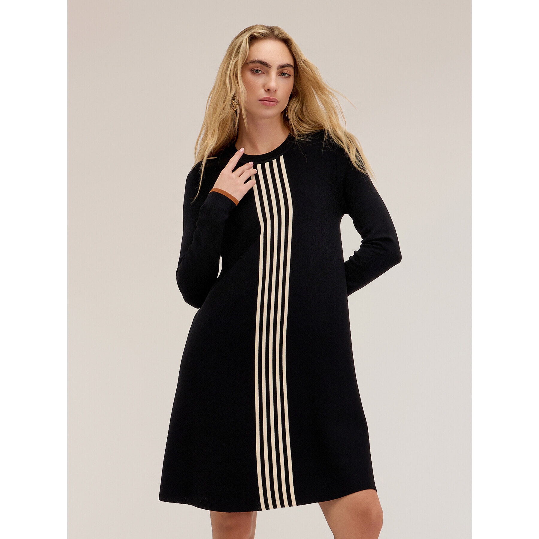 Motivi - Vestito svasato in maglia con dettaglio a righe - Nero