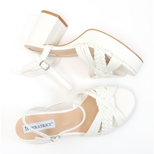 Sandali in simil pelle verniciata con tacco quadrato