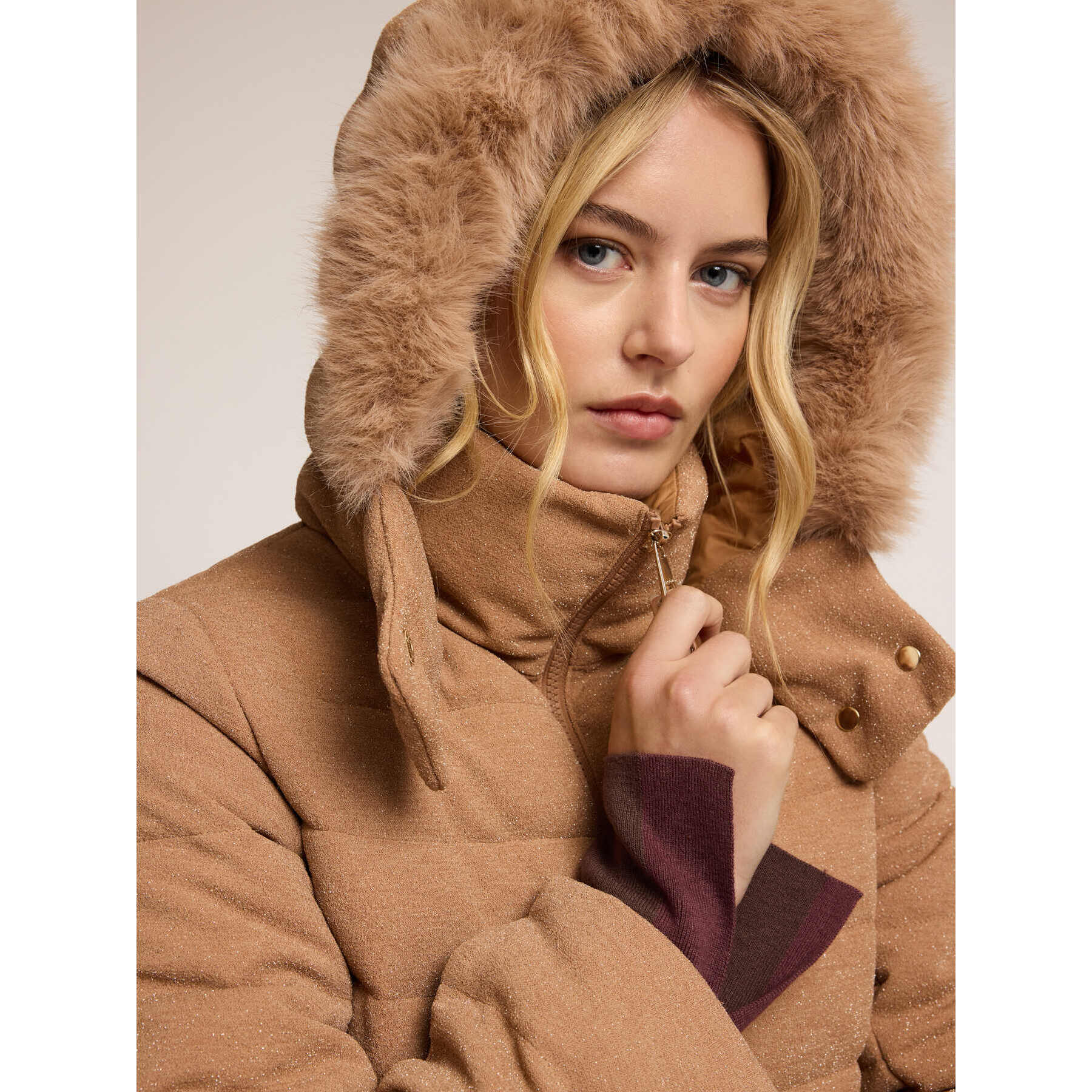 Motivi - Plumífero pesado con purpurina y capucha - Beige