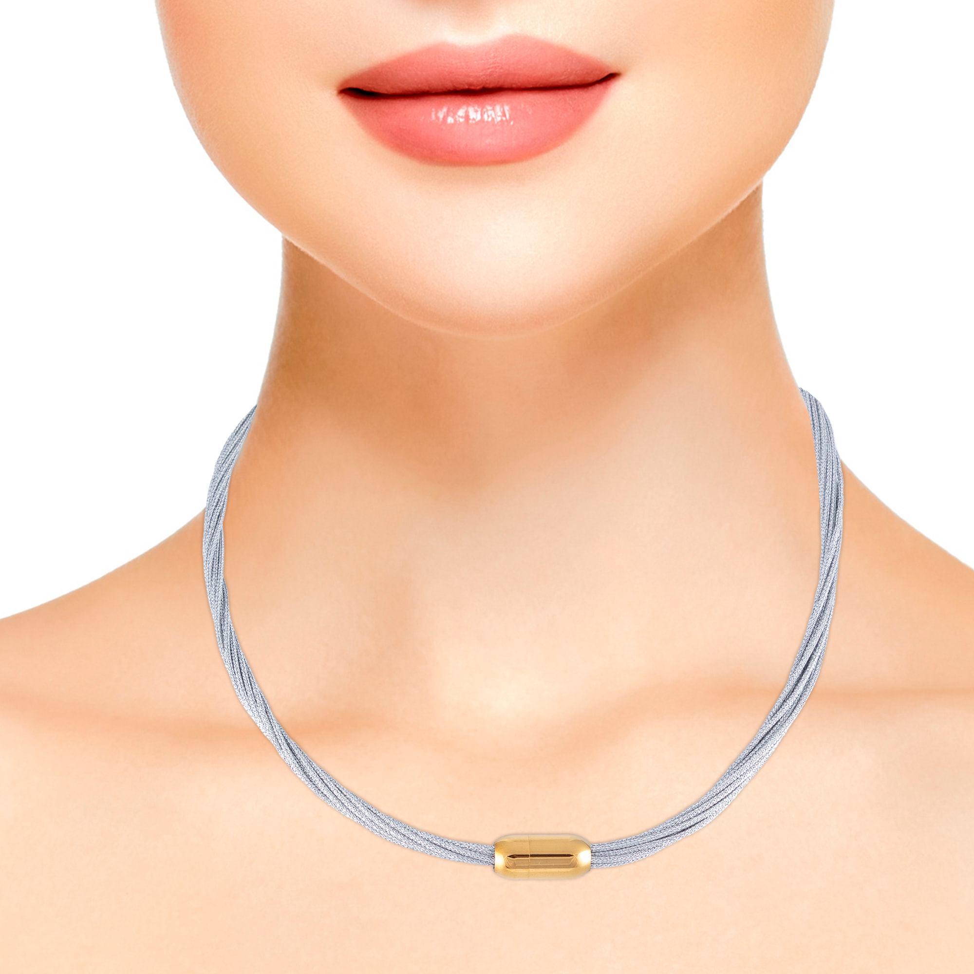 Collar multihebra entrelazada de hilo de nylon plateado con cierre magnético de cobre dorado.