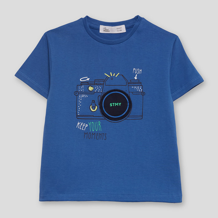 Camiseta para Niño Azul, Estilo Casual con Estampado de Cámara y Mensaje "Keep Your Moments" Manga Corta, Ideal para el Verano | Color: Azul medio | Street Monkey