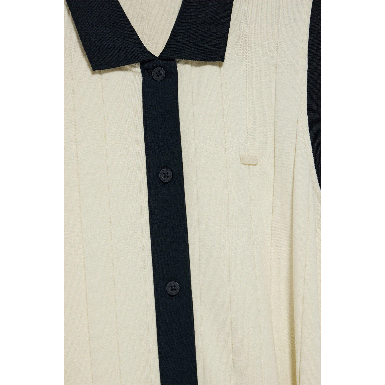 Vestido color crudo acanalado sin mangas con botón nacarado