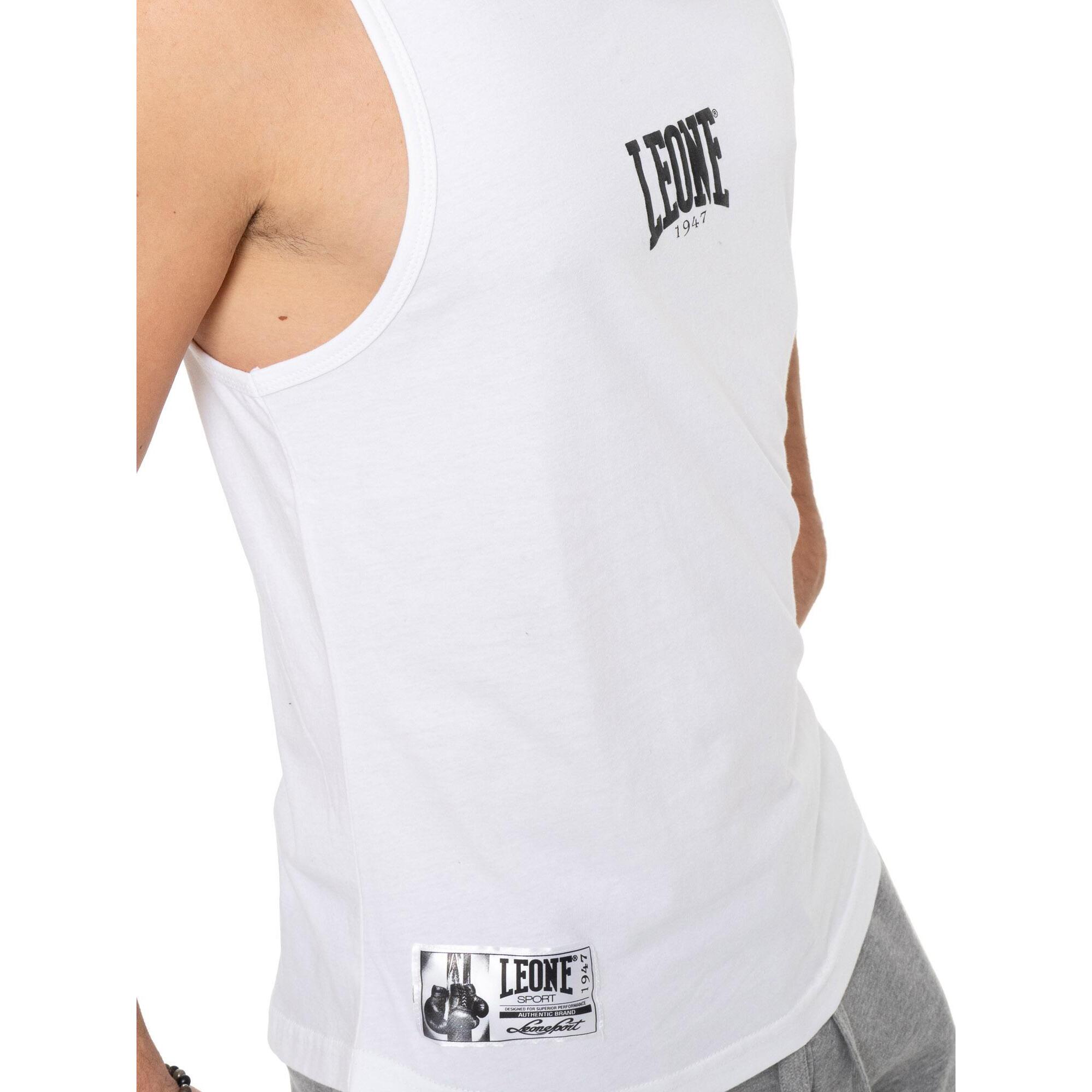 Boxeo del hombre del tanque