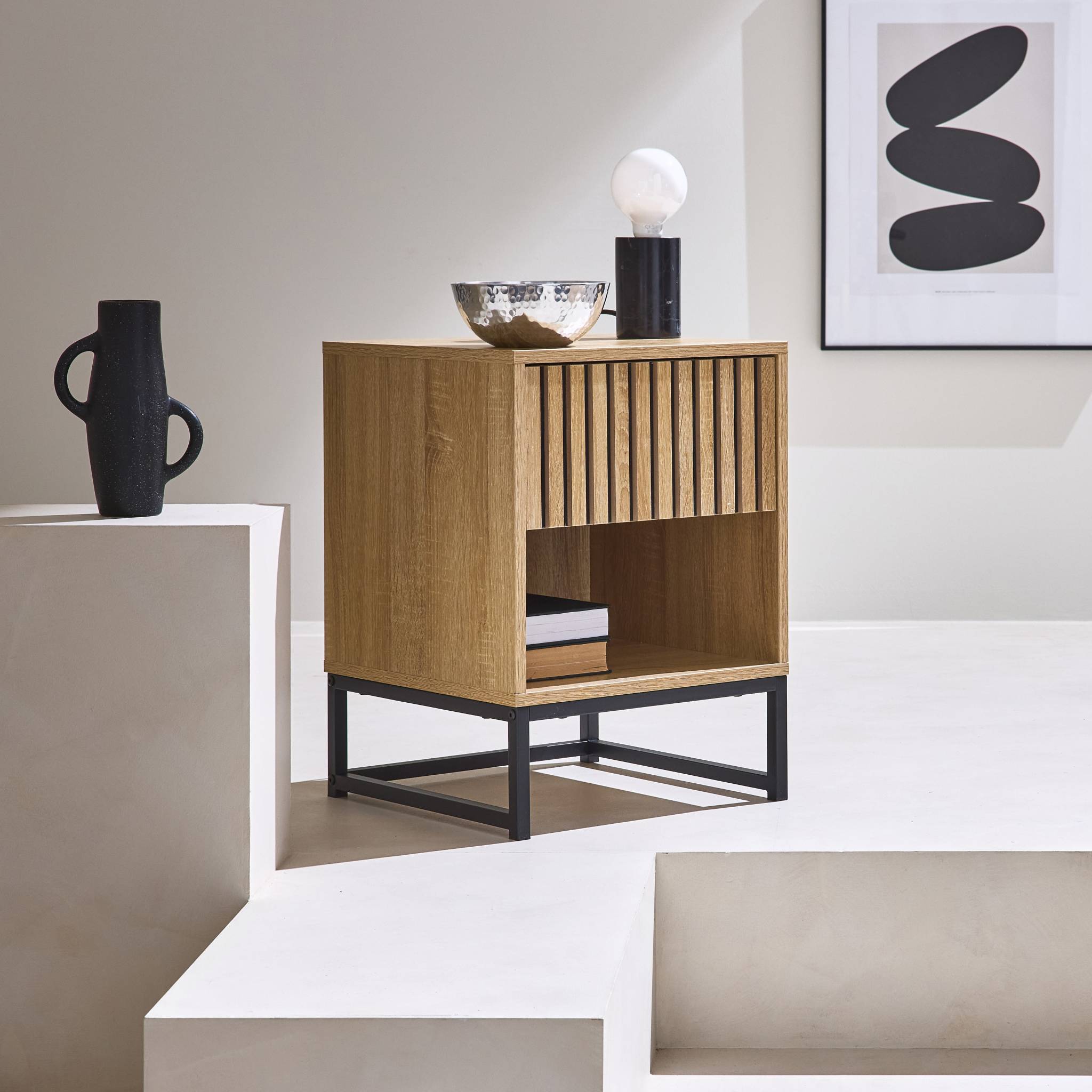Table de chevet style contemporain avec 1 tiroir effet bois rainuré (système d'ouverture par pression) et 1 niche. piètement en métal noir
