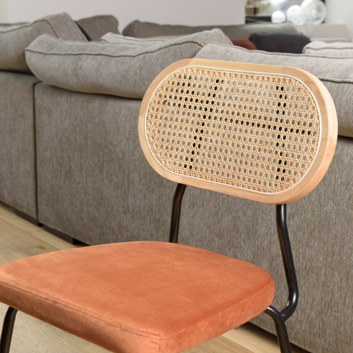 AGATHE - Lot de 2 chaises métal noir assise velours orange ambré dossier rotin