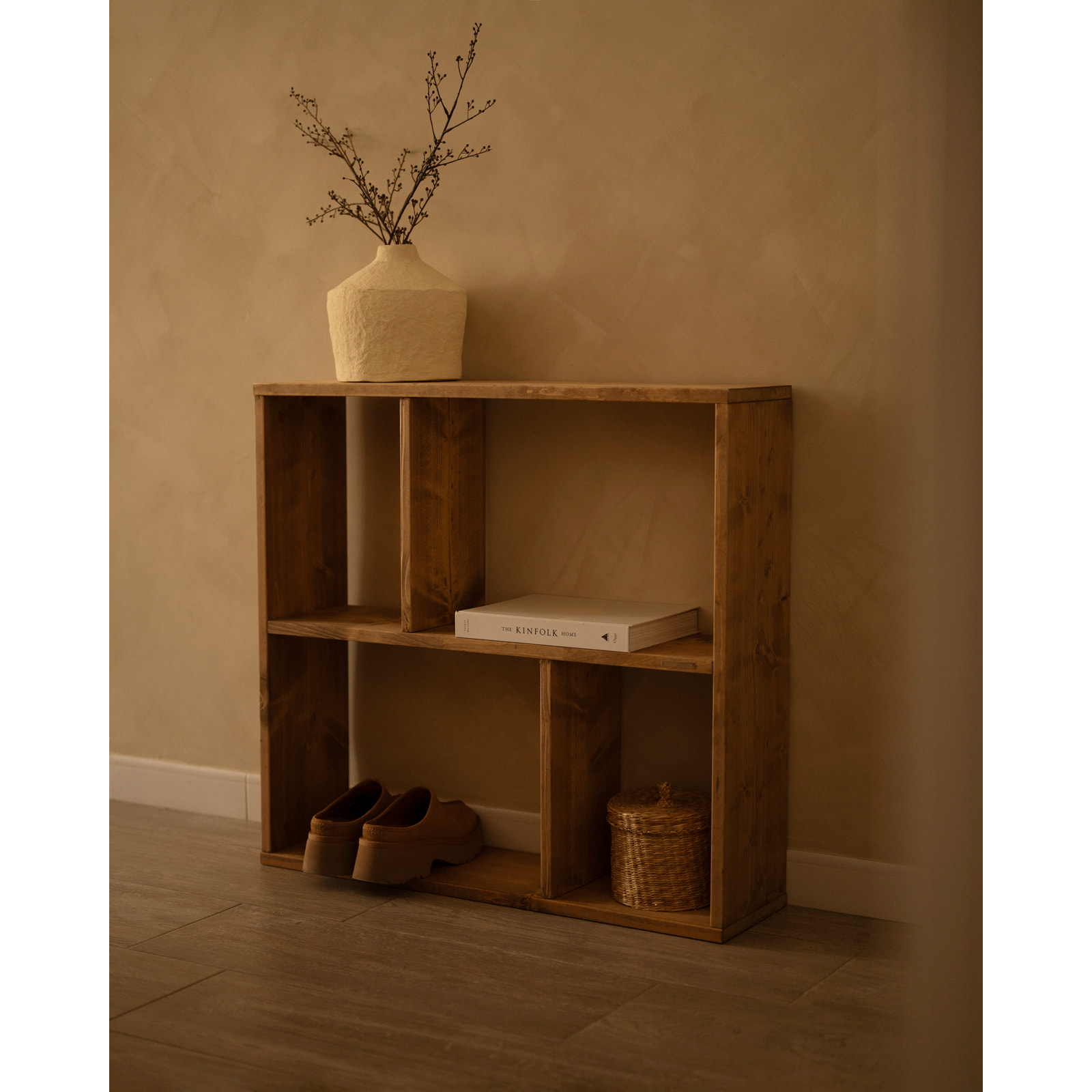 Mueble auxiliar de madera maciza en tono roble oscuro con 1 estante y 2 separadores Alto: 74 Largo: 80 Ancho: 20