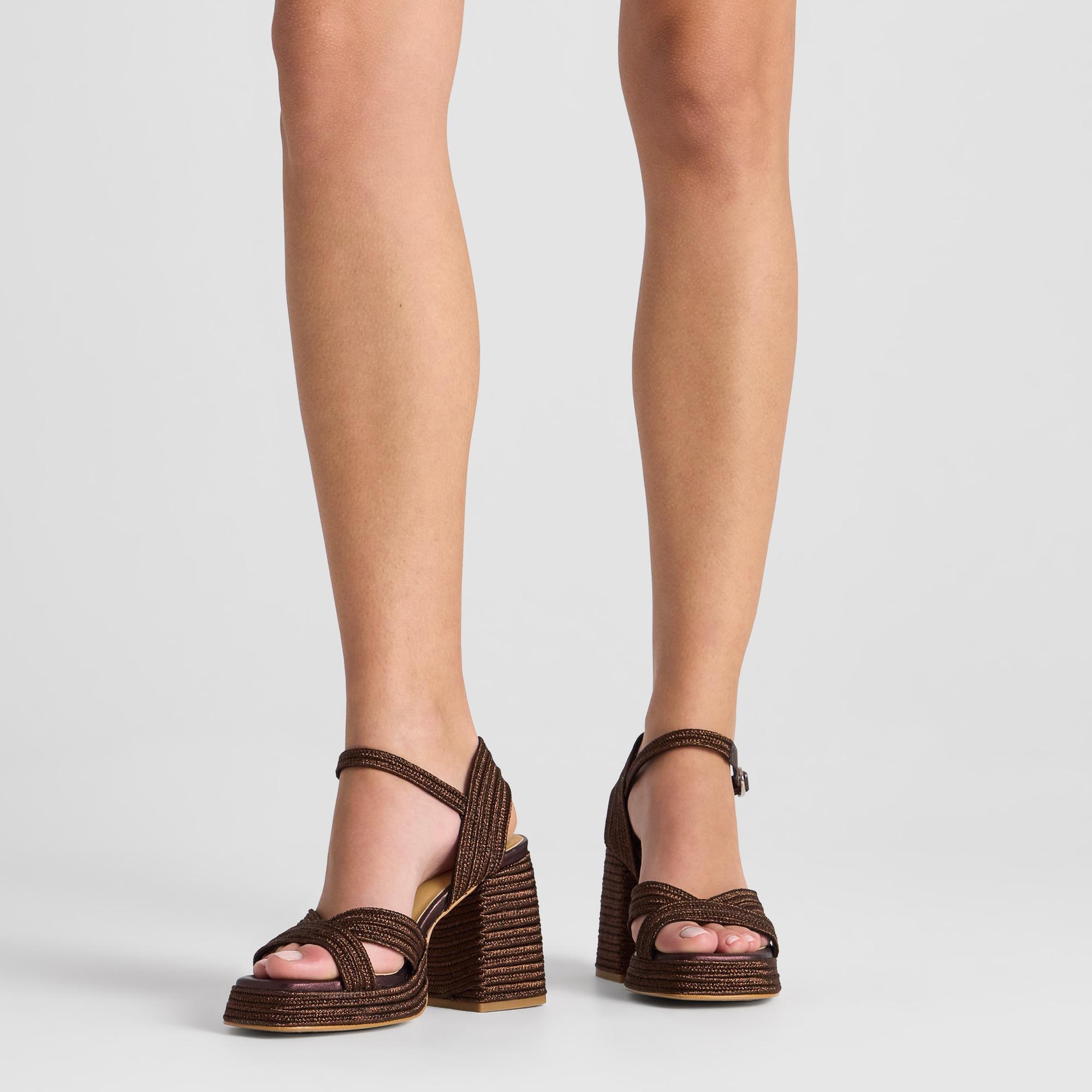 Sandalia valle tacón 10 cm con trenzado metalizado artesanal