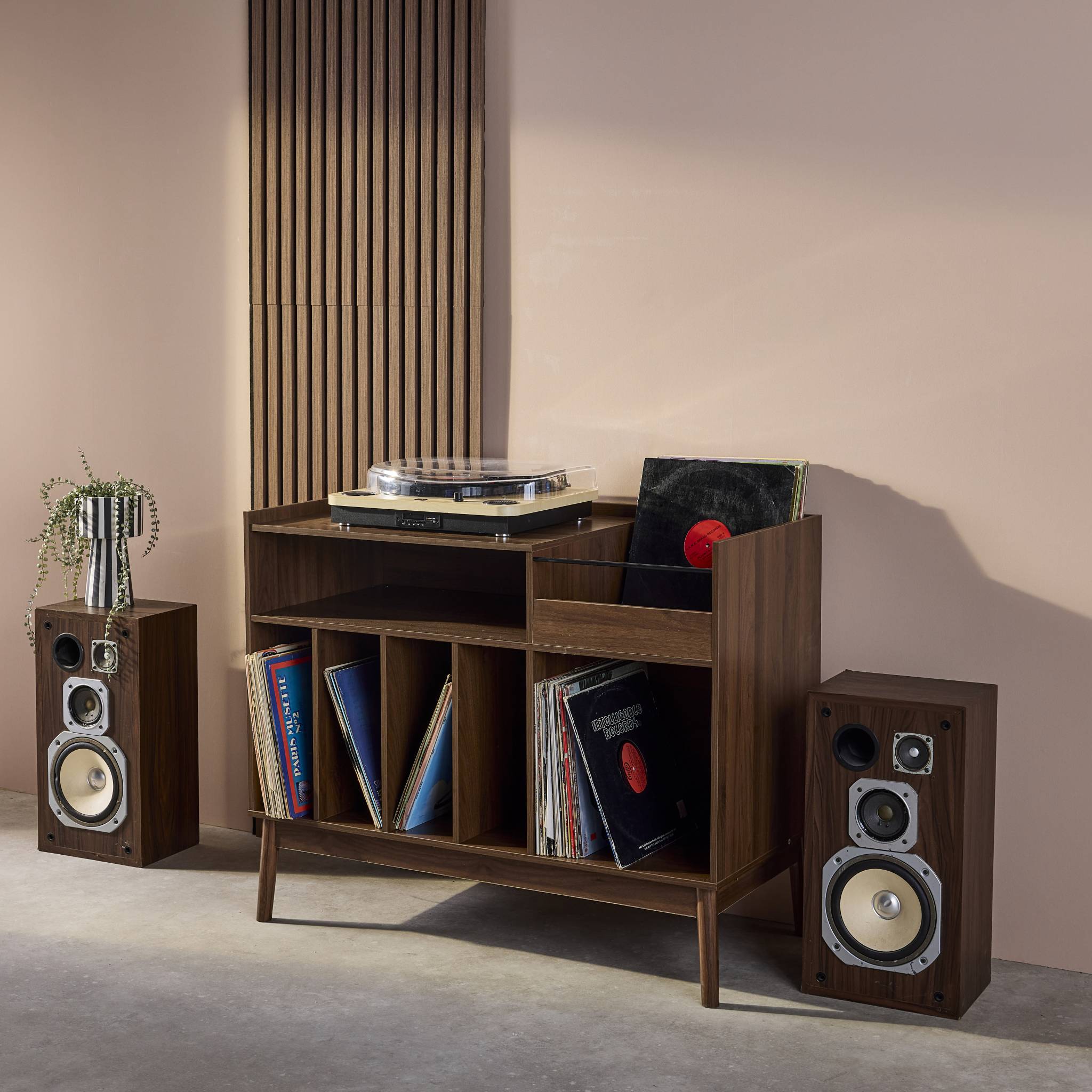 Meuble vinyle vintage effet bois. Népal. L 100 x l 48 x H 81.5cm
