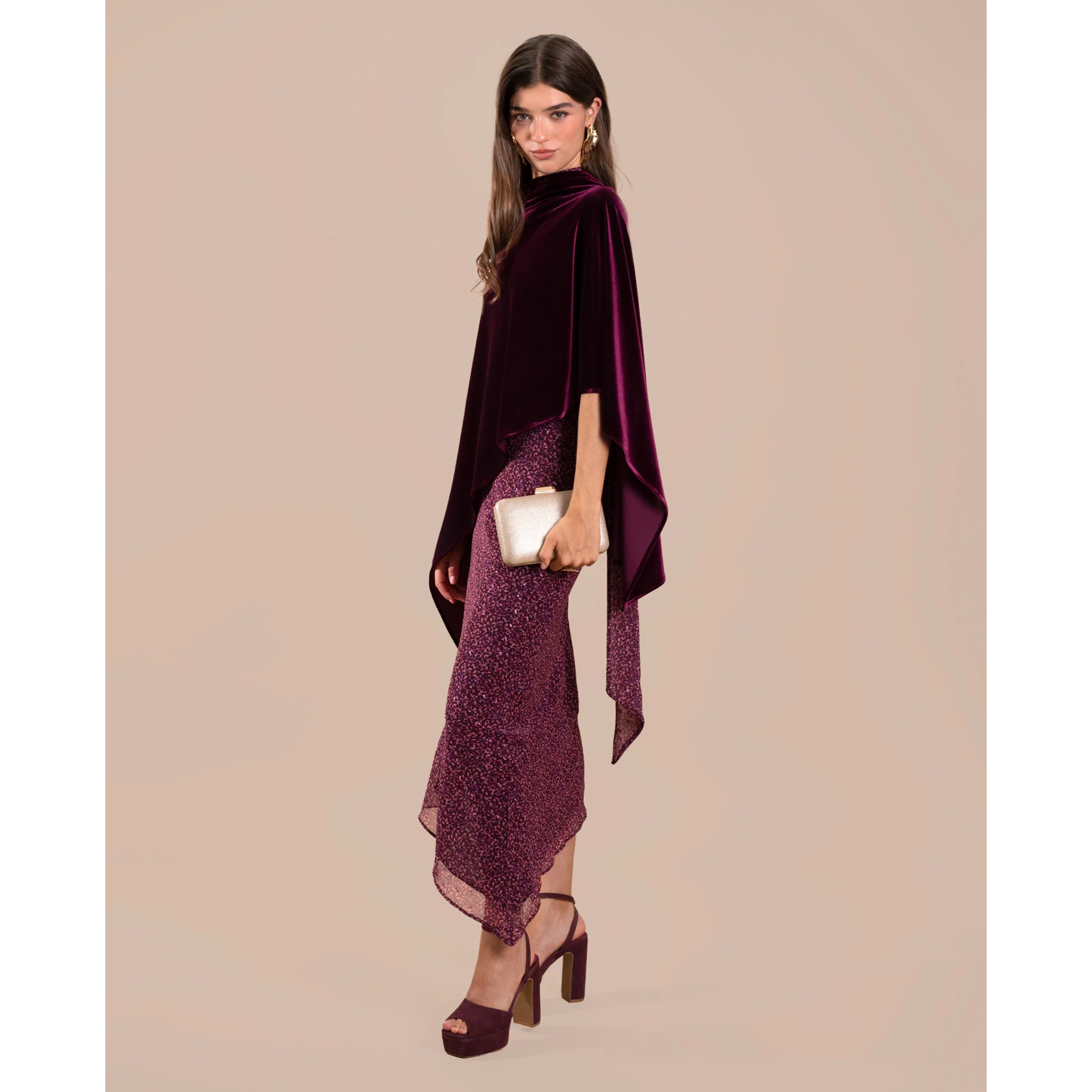 Vestido midi asimétrico con capa