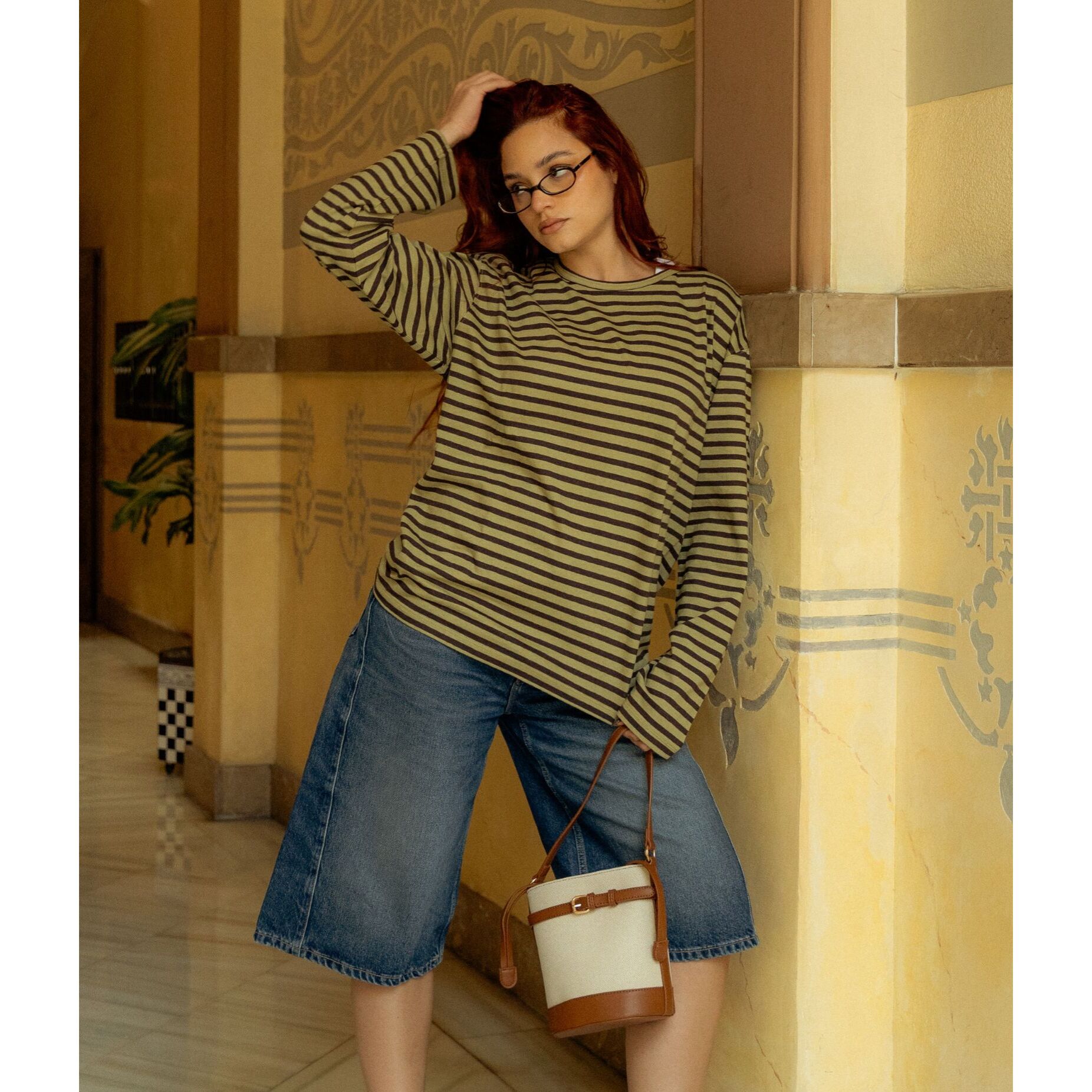 Bolso cubo cuero y beige con cinturón y hebilla