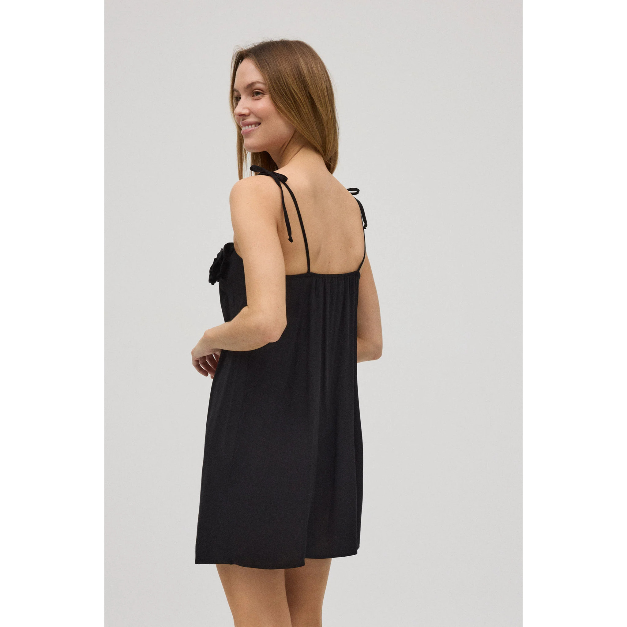 Abito corto con spalline annodate e dettaglio fiore nero