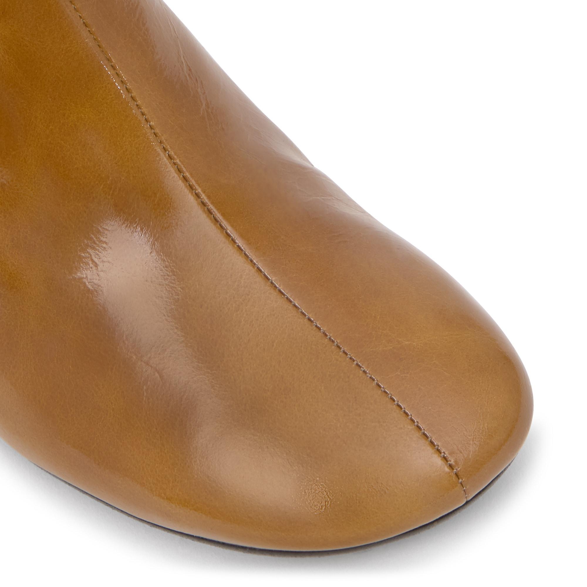 Botín de tacón Alegra en charol con cierre elástico y tacón kitten