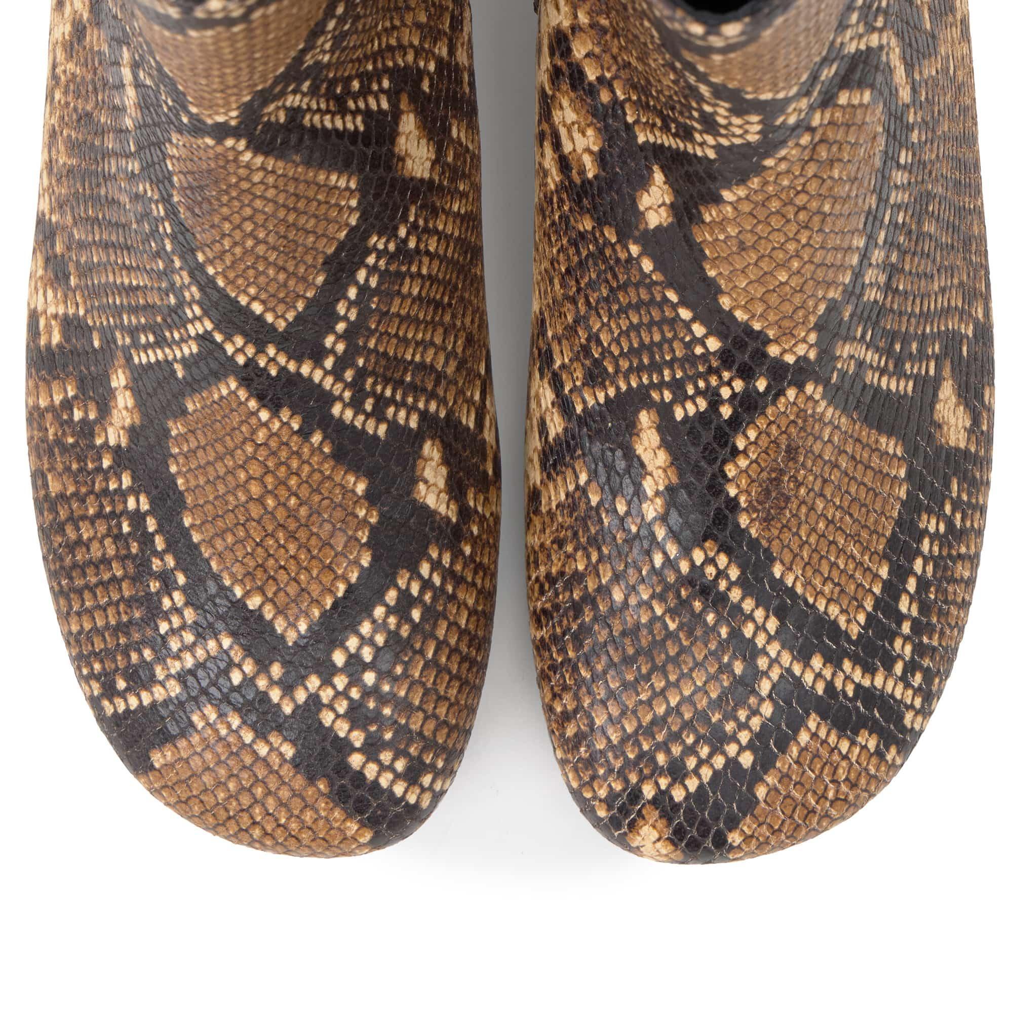 Botín de tacón Astrid en napa con efecto serpiente y cierre de cremallera