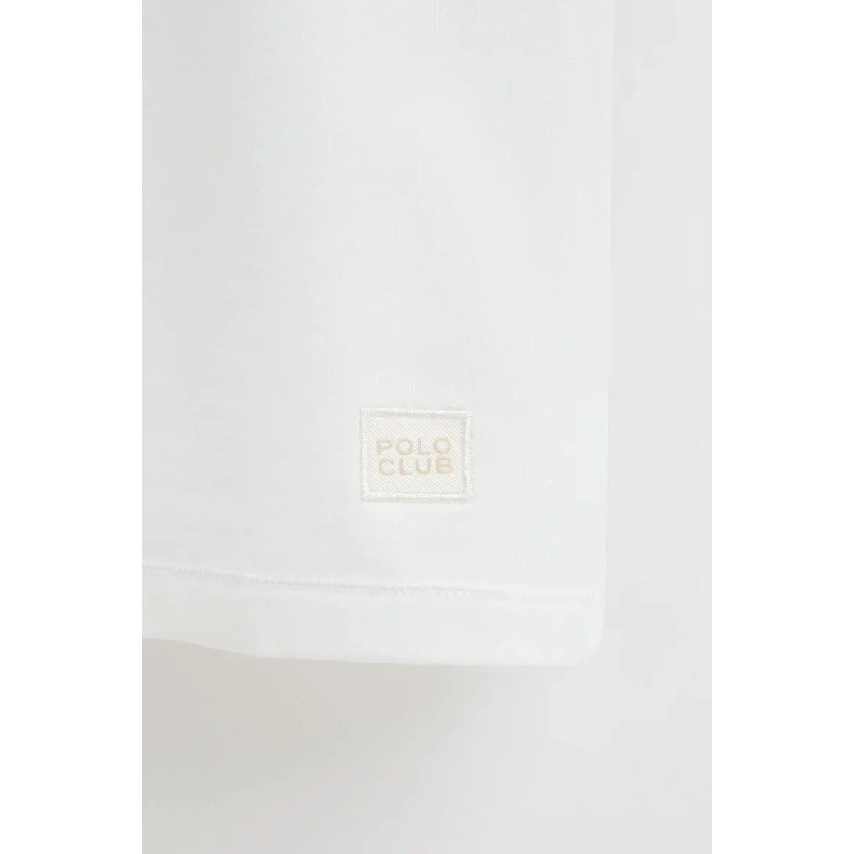 Camiseta blanca de cuello redondo con parche Polo Club