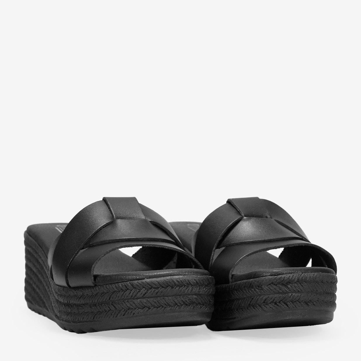 Sandalias de piel negras destalonadas con cuña de esparto