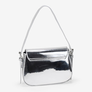 Bolso de hombro plateado con solapa y cinturón