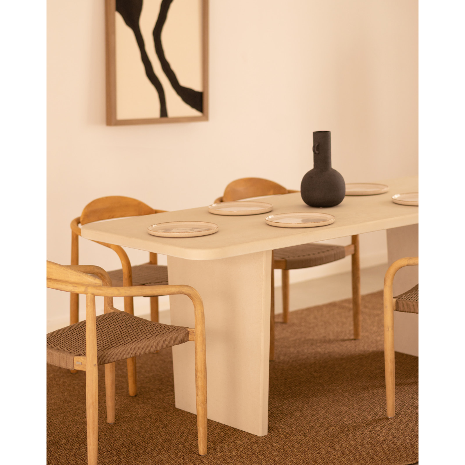 Table à manger en microciment de teinte blanc cassé disponible en différentes tailles