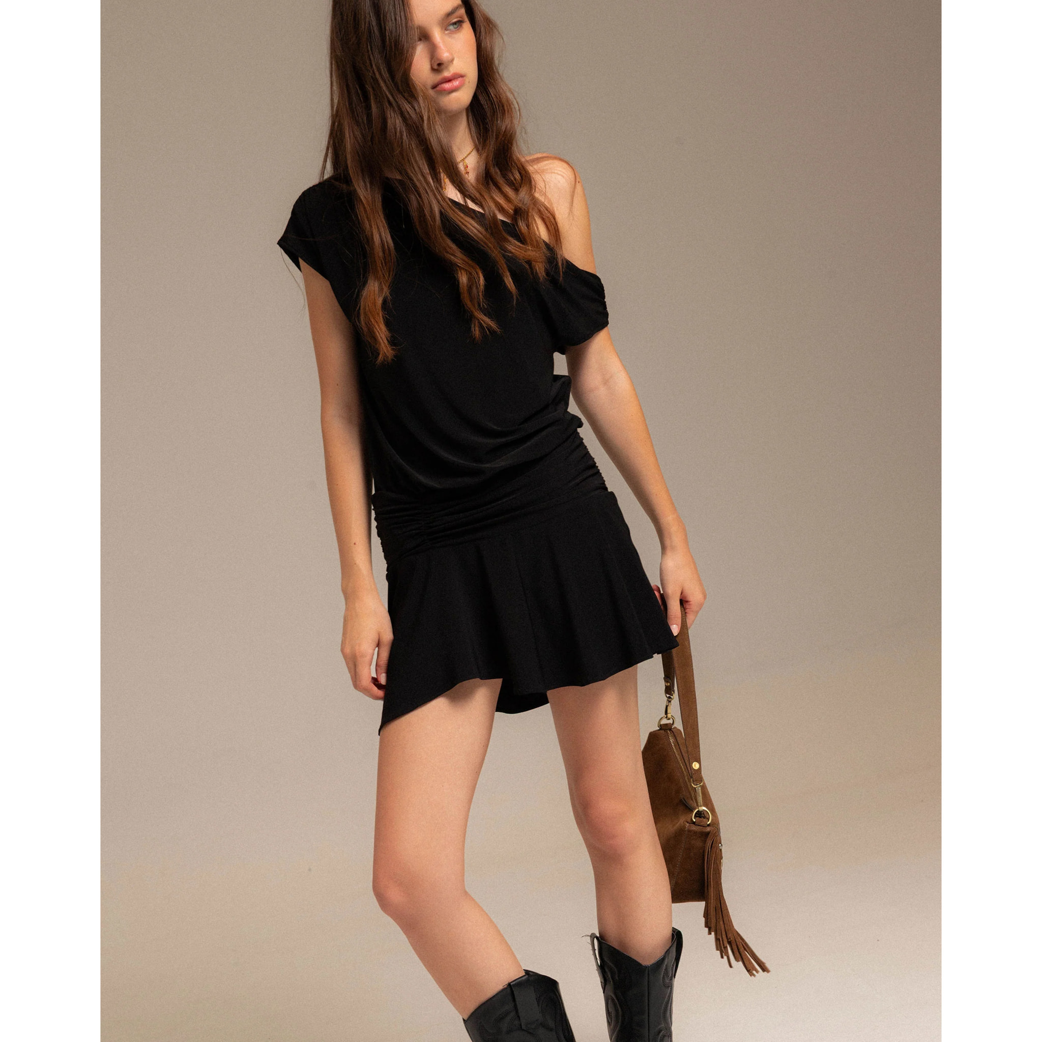 Vestido corto asimétrico con fruncidos en negro.