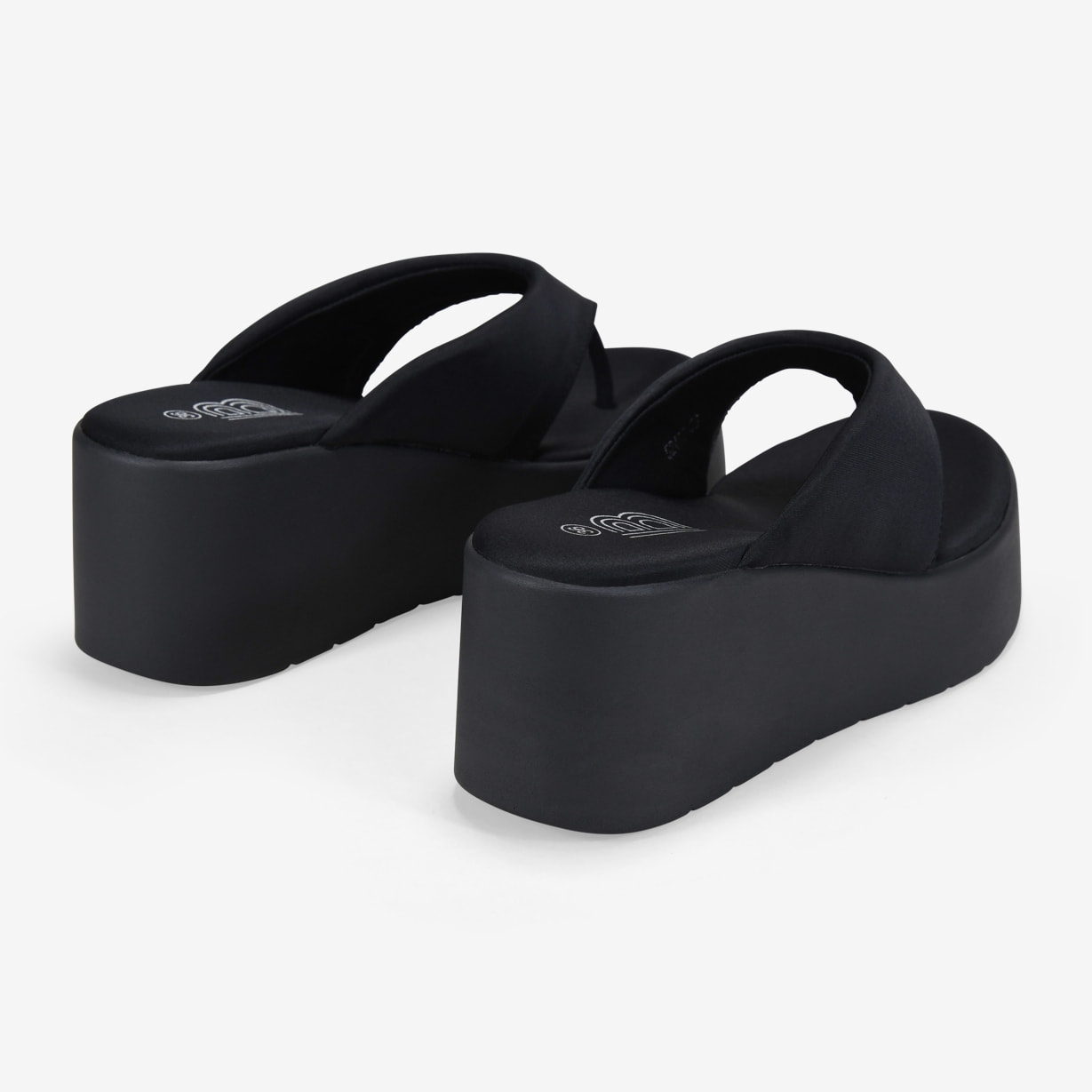 Sandalias de dedo negras con plataforma