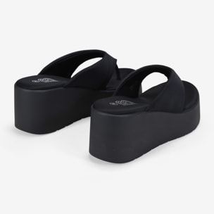 Sandalias de dedo negras con plataforma