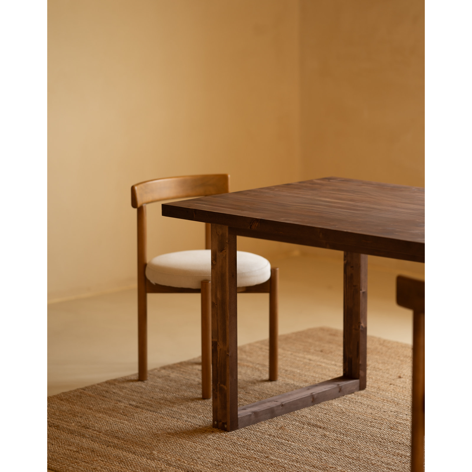 Mesa de comedor de madera maciza en tono nogal de varias medidas