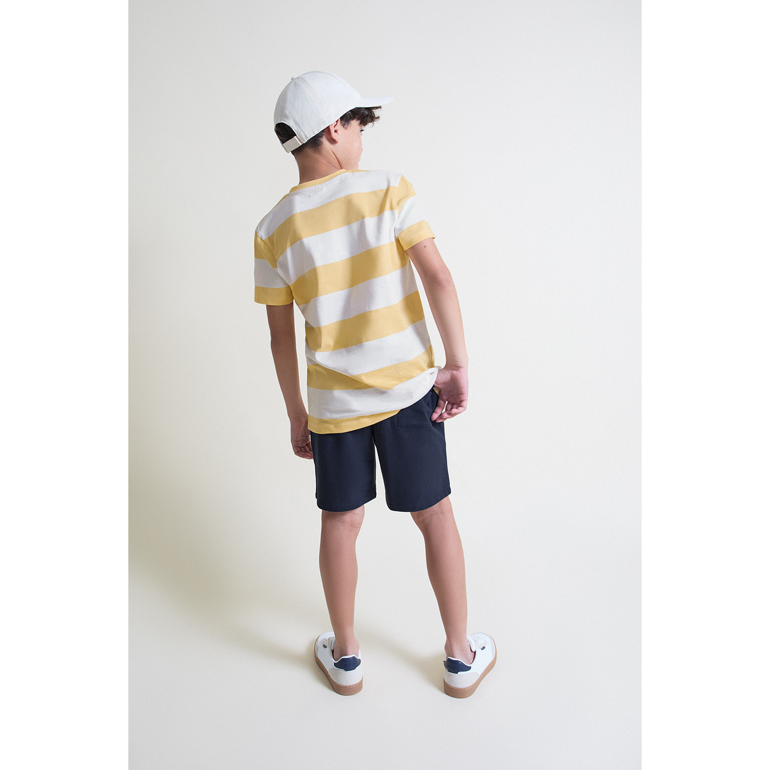 Conjunto Camiseta de Rayas Anchas con Estampado Good Vibes Surfero y Shorts Lisos | Color: Amarillo claro | Street Monkey