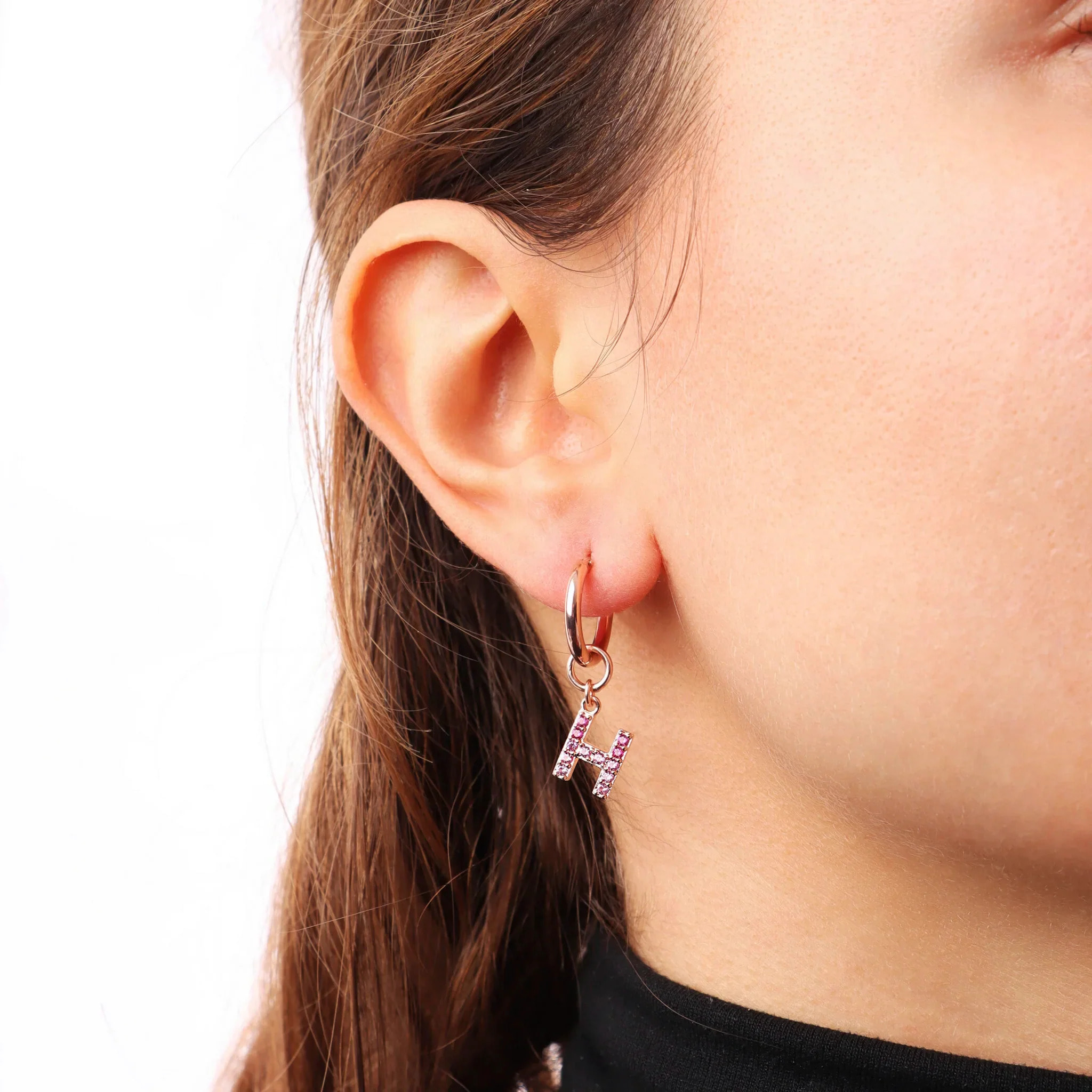 Orecchino a Cerchio con Ciondolo Lettera H in Pavé di Cubic Zirconia Blu