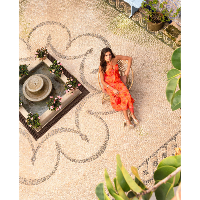 Falda midi evasé con bajo asimétrico