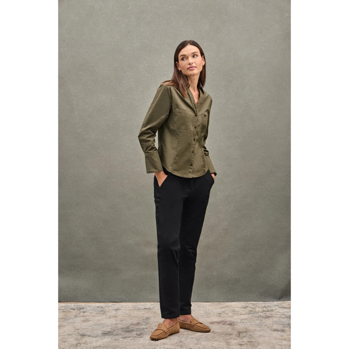 Camisa verde oliva de corte slim y cuello pico