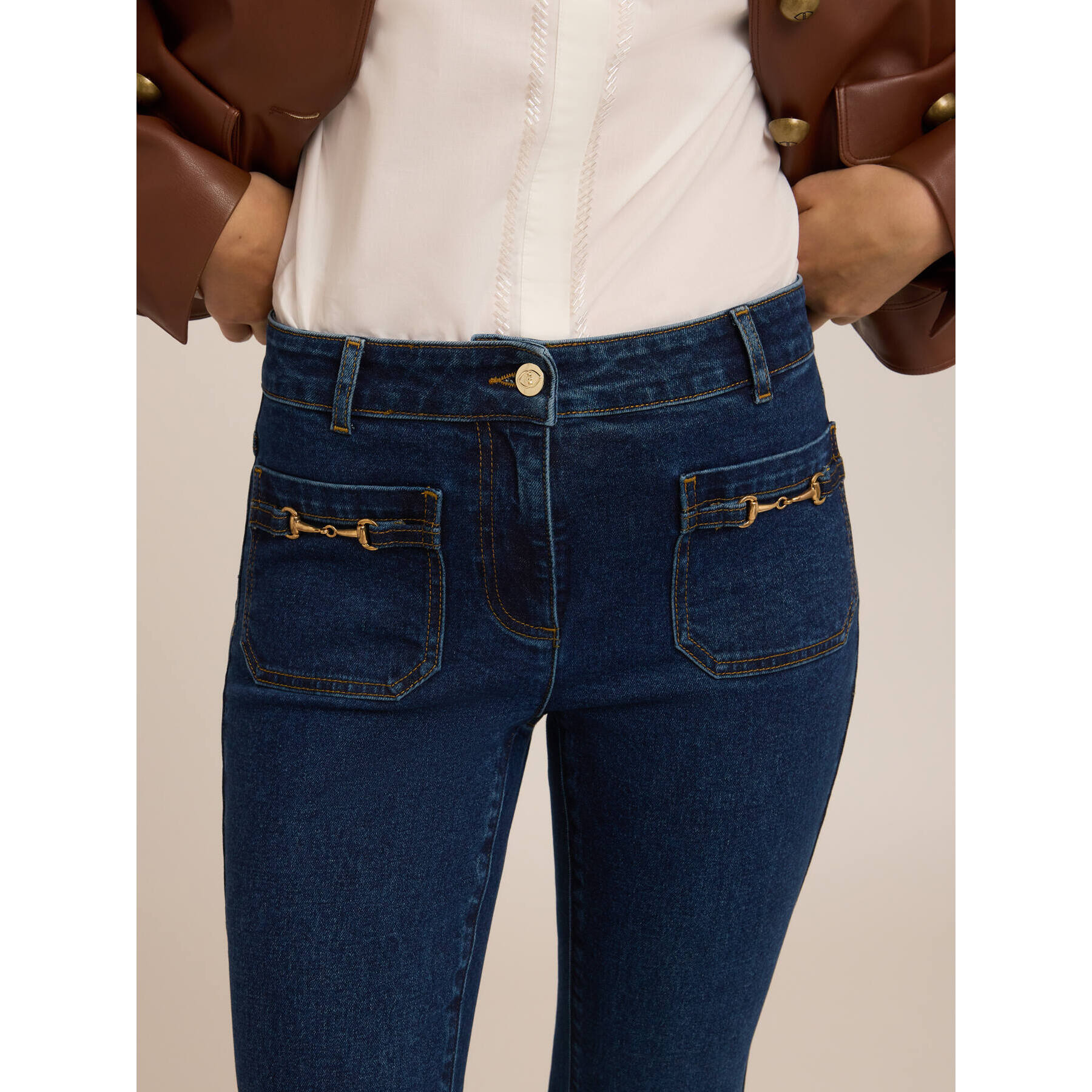 Motivi - Jeans acampanados con botones de metal - Azul